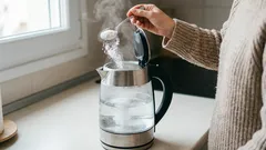 Umjesto octa i sode bikarbone, dodajem ovaj jeftini prašak. Nakupljenine kamenca iz čajnika nestaju kao da je čarolija.