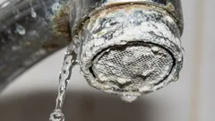Voda iz slavine će ponovno slobodno teći: brz način uklanjanja kamenca s mrežice slavine