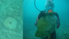 Na dnu leži još jedan grad. Kuće i ulice vidljive su u kristalno čistoj vodi. Predmeti su razbacani oko zgrada. U kojem je stoljeću potonuo pod valovima? Zašto? Što arheolozi tamo nalaze?