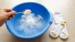 Dodajte 2 žlice u vodu i vaša bijela odjeća izgledat će kao nova: požutenje i prljavština nestaju tijekom pranja.