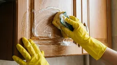 Kako ukloniti ljepljivi sloj masti s kuhinjskih ormarića pomoću blagog deterdženta – bez ribanja i bez oštećivanja prednjih strana