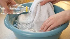 Uvečer natopim kuhinjske krpe i pećničke rukavice: do jutra su besprijekorno čiste, a čak su i stare mrlje od masnoće nestale.