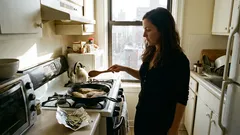 Kako kuhati ribu, a da se miris ne proširi po cijelom stanu: koristan savjet s lovorovim listovima