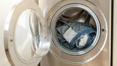 Trebate li okrenuti traperice naopako prilikom pranja? Saznajmo što stručnjaci kažu.