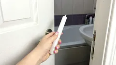  Jednom mjesečno uđem u kupaonicu i ponesem sa sobom običnu svijeću. Time rješavam tri problema odjednom.