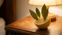  Stavite limun s nekoliko lovorovih listova u svoju sobu. Sutradan ujutro ćete si biti zahvalni.