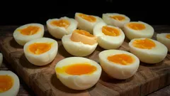 Zašto profesionalni kuhari nikada ne kuhaju jaja nakon što voda proključa: tajna savršenog jela