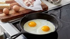 Zašto vam je potrebna hladna tava za savršeno kajganu: tehnika koja će transformirati vaše jutra