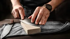 Kako naoštriti noževe mokrim brusnim kamenom: 5 jednostavnih koraka do savršeno oštre oštrice.