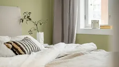  Zašto krevet ne biste trebali postaviti tako da mu je uzglavlje okrenuto prema prozoru: ne samo zbog propuha, nego i zato što to može narušiti vaš osjećaj sigurnosti.