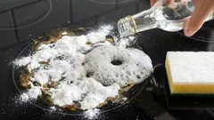 Ova metoda uklonit će tvrdokornu mast s vaše ploče za kuhanje: sve što vam treba je voda i dva jeftina sastojka.