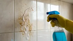 Uklanjam masnoću s kuhinjskog zida iza štednjaka bez agresivnih kemikalija: ovaj proizvod uklanja svaku vrstu prljavštine