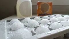 Zamrznute kuglice napravljene od sode bikarbone i tekućeg deterdženta za suđe ostavit će sve kupaonske armature blistavo čistima.