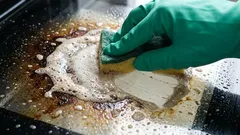 Vrata pećnice su sjajna kao ogledalo: ovaj domaći lijek može ukloniti čak i najtvrdokornije mrlje.