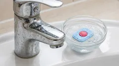 Tablete za perilicu posuđa u kupaonici? Ovaj trik pomoći će vam da se riješite prljavštine bez ribanja.