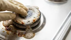 Kako ukloniti tvrdokornu mast s plamenika ploče za kuhanje bez skupih proizvoda ili jakih mirisa.