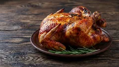 Kako začiniti piletinu da meso ostane sočno i mekano: tri najbolje marinade za pečenje u pećnici